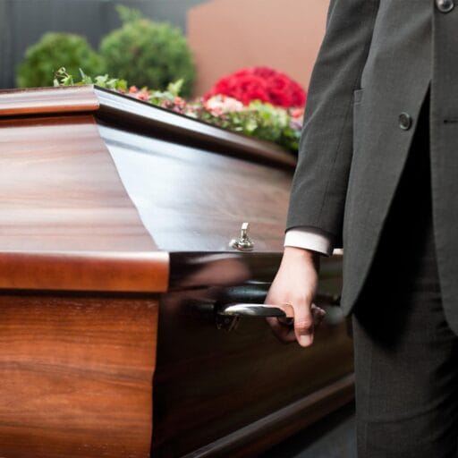 يفخر مديرو الجنازات الإسلامية في SAMUR بتقديم خدمات جنازة إسلامية موثوقة. في الواقع، نحن ندرك أهمية الحفاظ على التقاليد والقيم الإسلامية عند تنظيم جنازة أحبائك بشكل كامل. وبالتالي، لدينا فريق محترف يعتني بمراسم الدفن، وكذلك طقوس الجنازة ومرحاض مشرحة المسلمين. يمكننا أيضًا تنظيم إعادة الجثث إلى بلدها الأصلي. بالإضافة إلى ذلك، نحن نساعدك في اختيار التابوت للدفن أو شاهد القبر أو اللوحة الجنائزية. علاوة على ذلك، لدينا أيضًا حرفيون في صناعة الآثار الجنائزية، نقاش على الحجر يمكنه الاهتمام بالنقش من اختيارك. وأخيرًا، يمكننا أيضًا الاهتمام بتنظيف شواهد القبور. في الواقع، نحن نقدم خدمة جنازة كاملة جدًا وفقًا لاحتياجاتك ورغباتك.